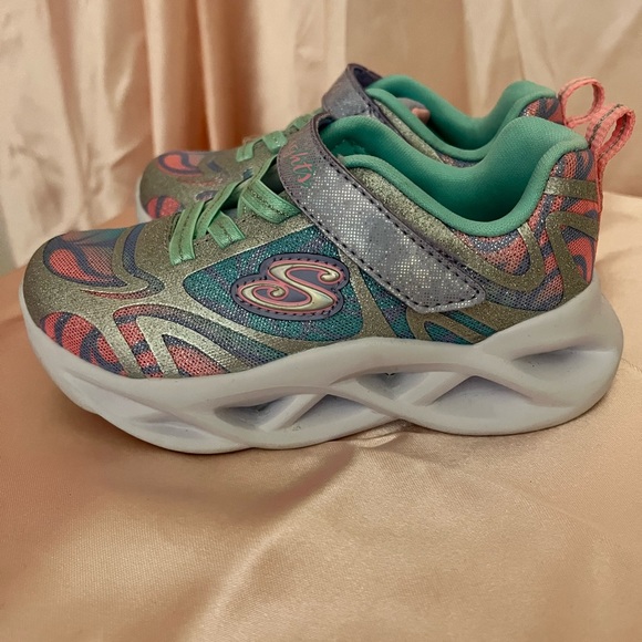 Toddler girl light up skechers size 10. - Picture 3 of 3